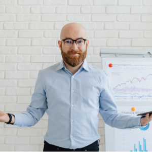 Mann zeigt expertise-seo-trust-signale