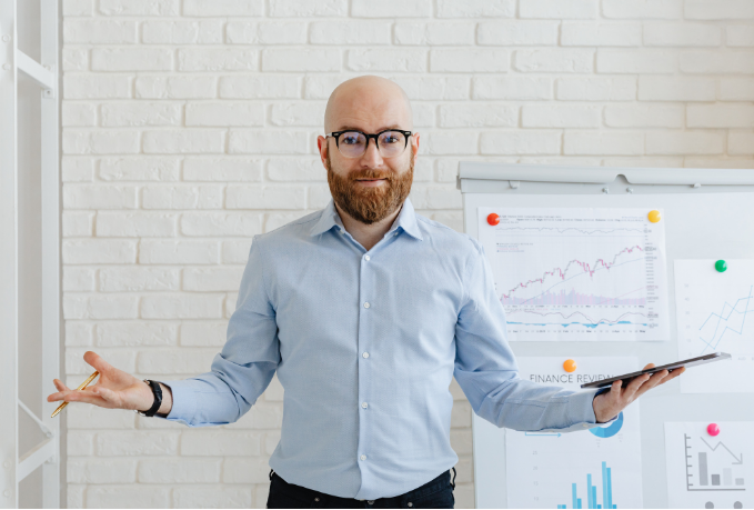 Mann zeigt expertise-seo-trust-signale
